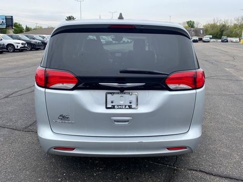 Used 2023 Chrysler Voyager LX FWD image 4