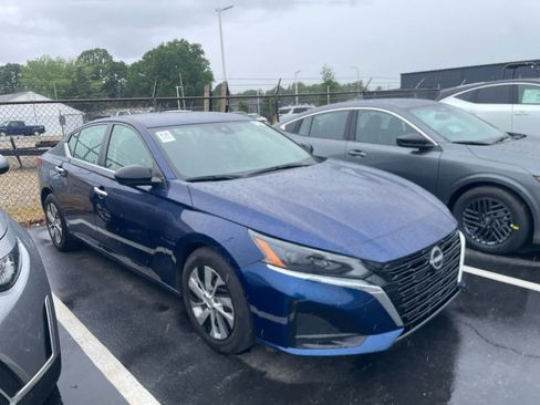 Used 2024 Nissan Altima 2.5 S FWD image 2