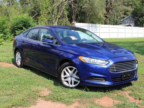 Used 2015 Ford Fusion SE FWD image 3