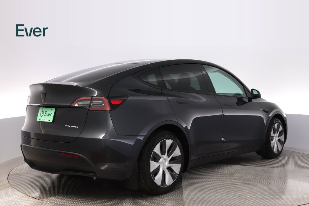 Used 2024 Tesla Model Y Long Range AWD/4WD image 3