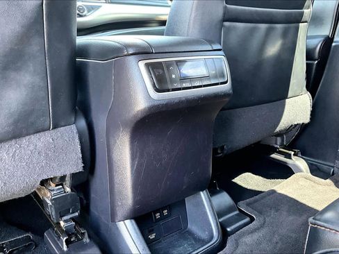 Used 2019 Toyota Highlander XLE w/ Carpet Mat Package (TMS) AWD/4WD image 36