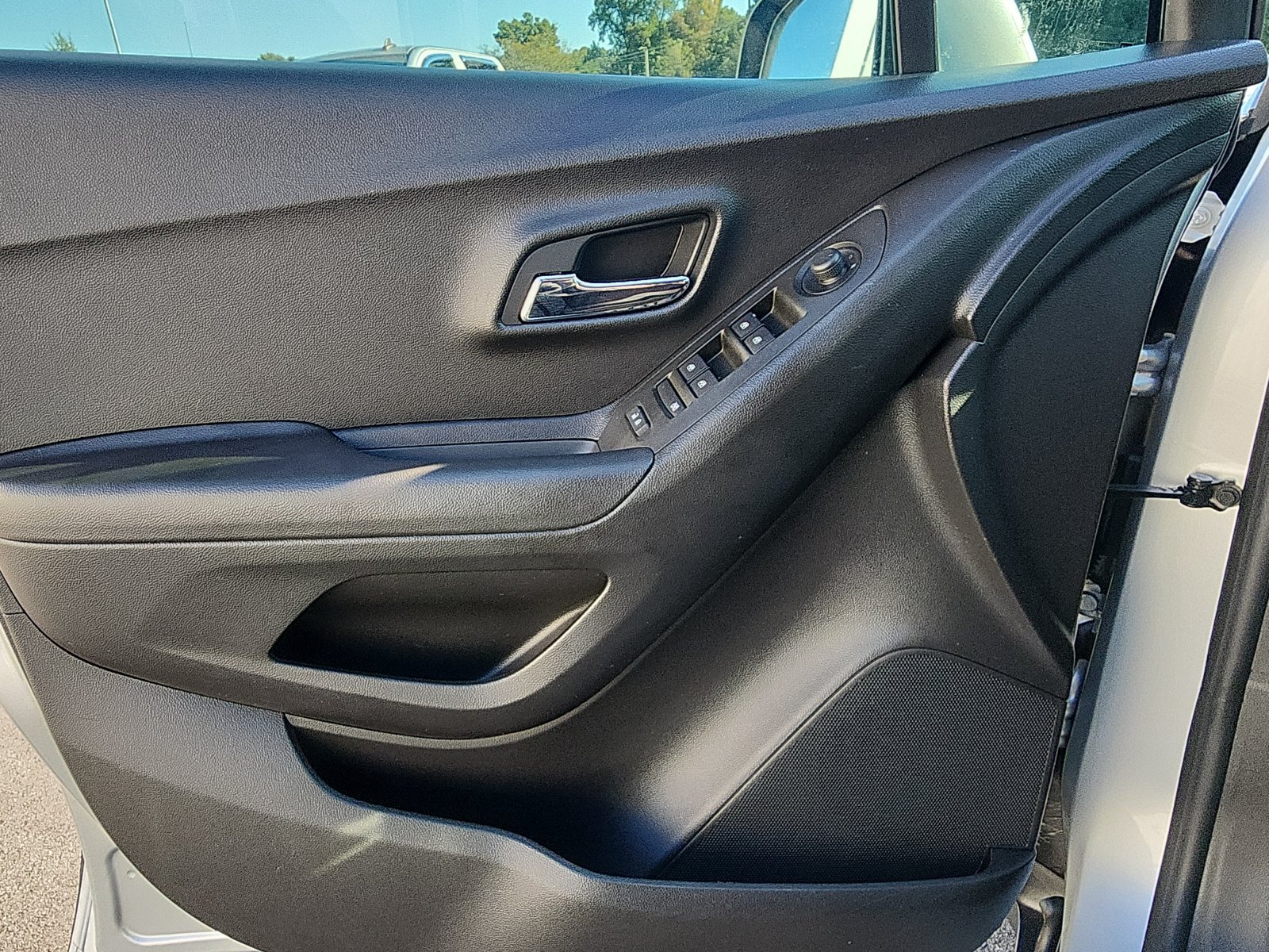 Used 2019 Chevrolet Trax LT w/ LT Convenience Package FWD image 18