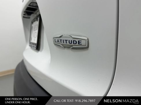Used 2019 Jeep Cherokee Latitude Plus w/ Comfort/Convenience Group FWD image 10