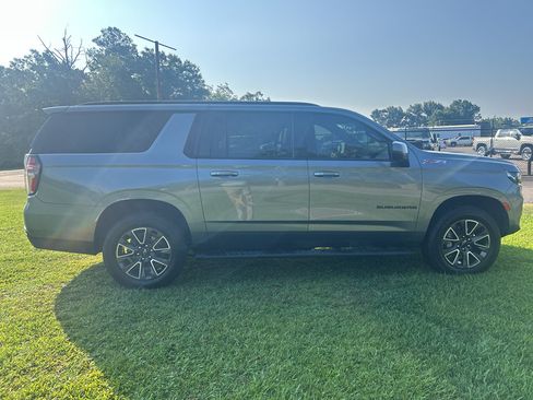 Used 2022 Chevrolet Suburban Z71 AWD/4WD image 8