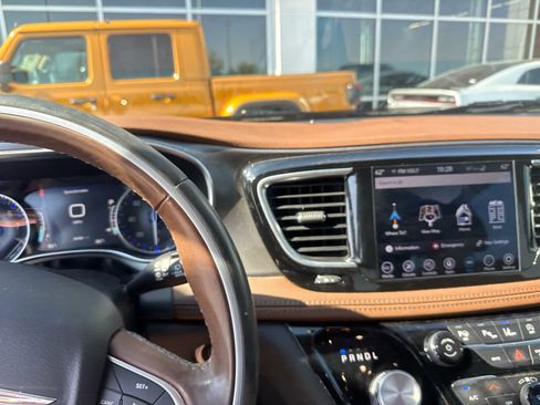 Used 2019 Chrysler Pacifica Limited w/ Advanced Safetytec Group FWD image 3
