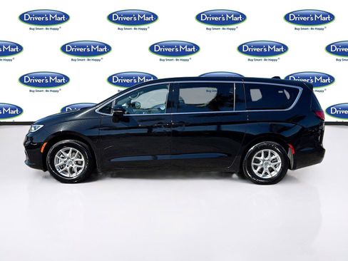 Used 2025 Chrysler Pacifica Select FWD image 4