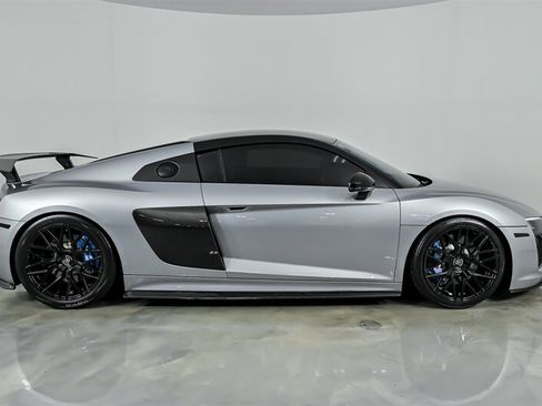 Used 2017 Audi R8 V10 w/ Carbon Exterior Package AWD/4WD image 11