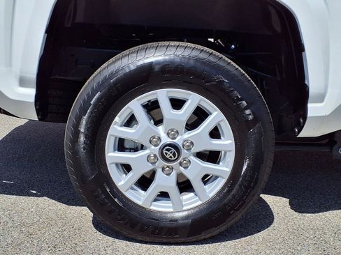 Used 2025 Toyota Tacoma SR5 AWD/4WD image 7