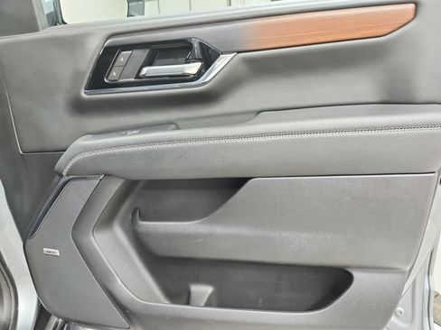 Used 2025 GMC Yukon Denali RWD image 42