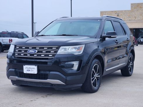 Used 2016 Ford Explorer XLT w/ Equipment Group 202A image 2