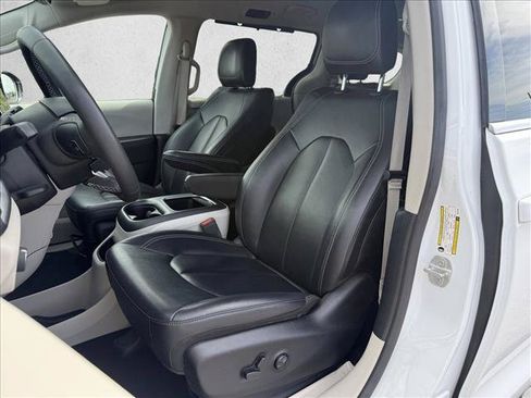 Used 2024 Chrysler Pacifica Touring-L FWD image 11