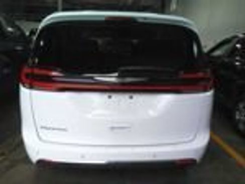 Used 2024 Chrysler Pacifica Touring-L FWD image 16