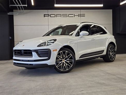 Used 2025 Porsche Macan AWD/4WD image 1