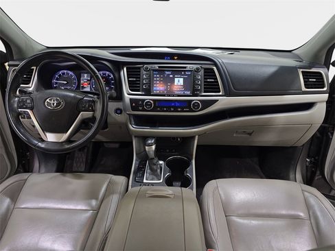 Used 2016 Toyota Highlander XLE image 10