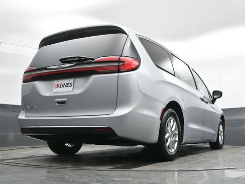 Used 2024 Chrysler Pacifica Touring-L FWD image 23