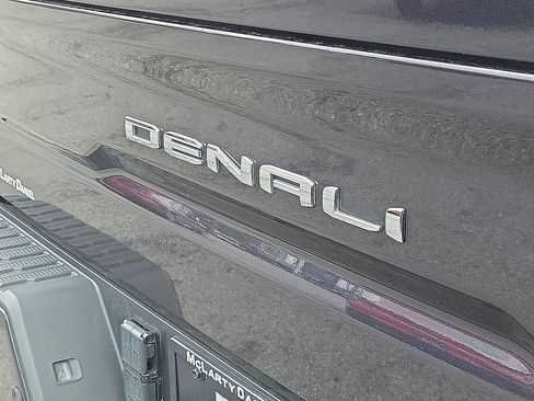 Used 2023 GMC Sierra 1500 Denali w/ Technology Package AWD/4WD image 8