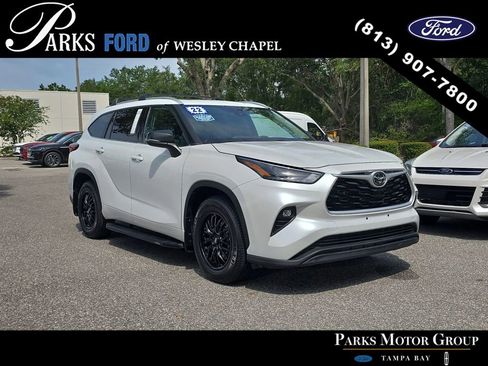 Used 2022 Toyota Highlander XLE FWD image 1