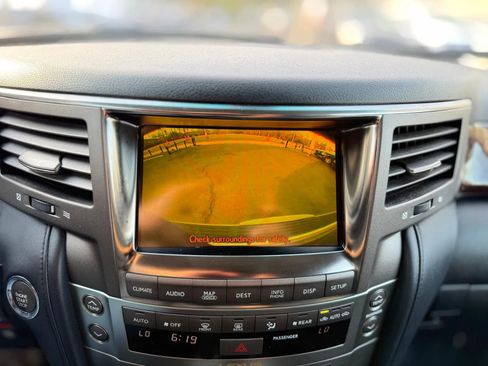 Used 2011 Lexus LX 570 4WD w/ Luxury Pkg image 17