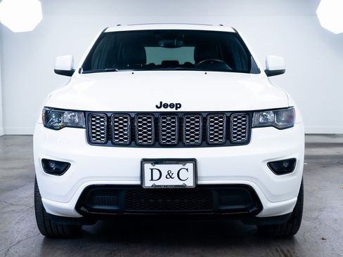 Used 2022 Jeep Grand Cherokee Laredo X image 2