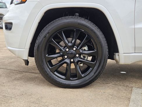 Used 2020 Jeep Grand Cherokee Altitude AWD/4WD image 11