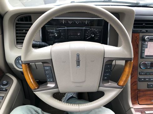 Used 2011 Lincoln Navigator 4WD image 19
