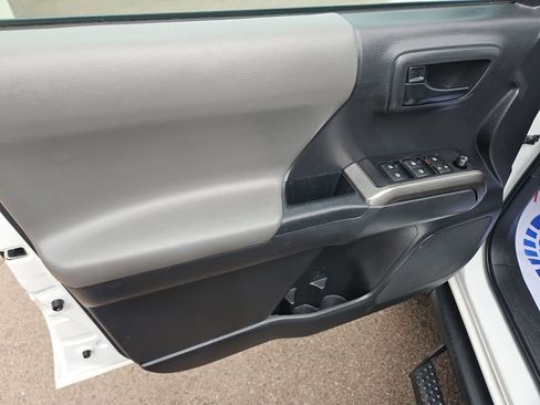 Used 2022 Toyota Tacoma SR5 RWD image 11