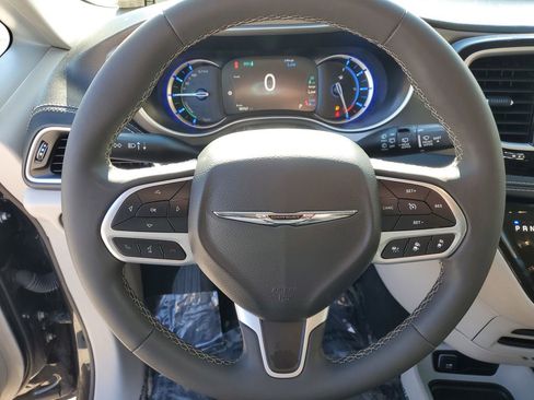 Used 2024 Chrysler Pacifica Limited FWD image 23