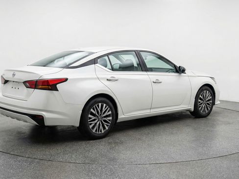 Used 2025 Nissan Altima 2.5 SV image 9