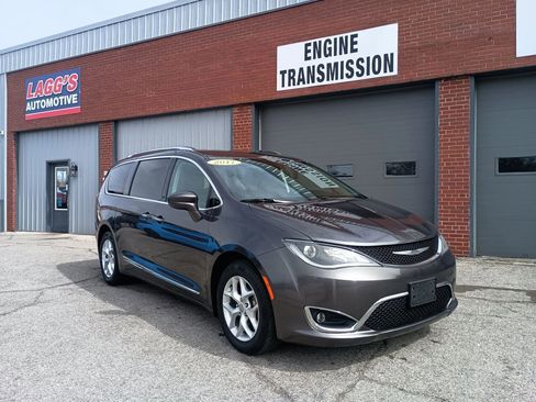 Used 2017 Chrysler Pacifica Touring-L Plus w/ Tire & Wheel Group FWD image 1