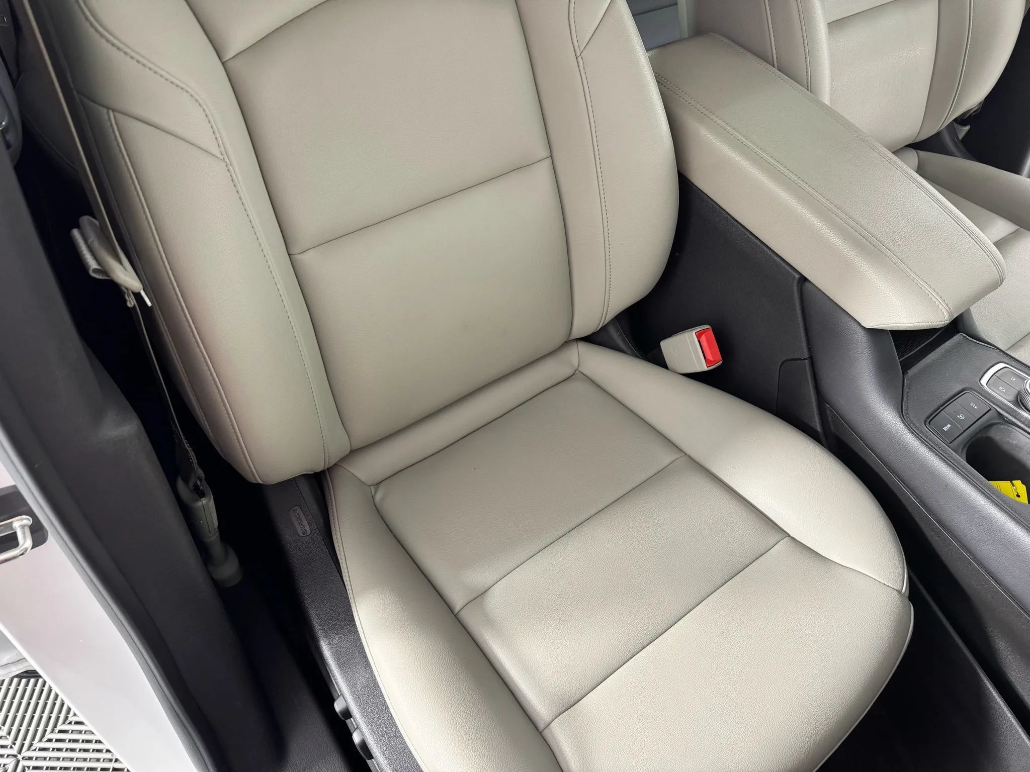 Used 2019 Cadillac XT4 Luxury w/ Cold Weather Package AWD/4WD image 36