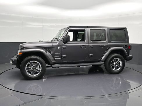 Used 2018 Jeep Wrangler Unlimited Sahara AWD/4WD image 7