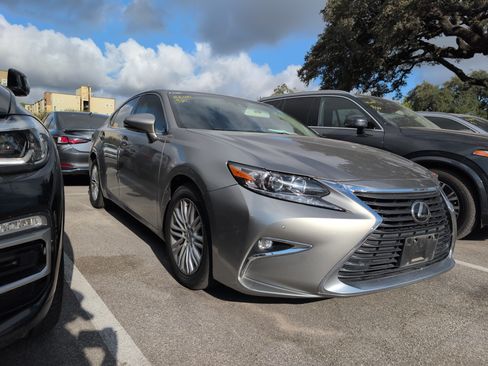 Used 2016 Lexus ES 350 w/ Premium Package w/Wood Trim FWD image 2