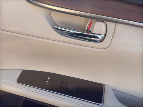 Used 2016 Lexus ES 300h image 11