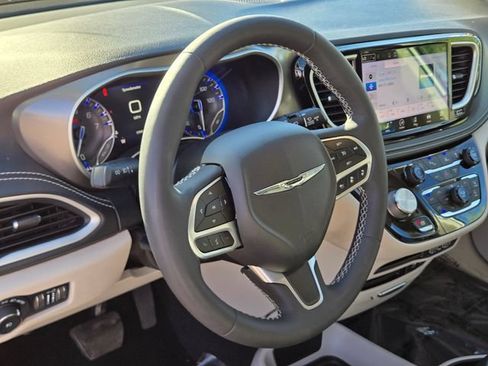 Used 2022 Chrysler Pacifica Touring-L FWD image 26