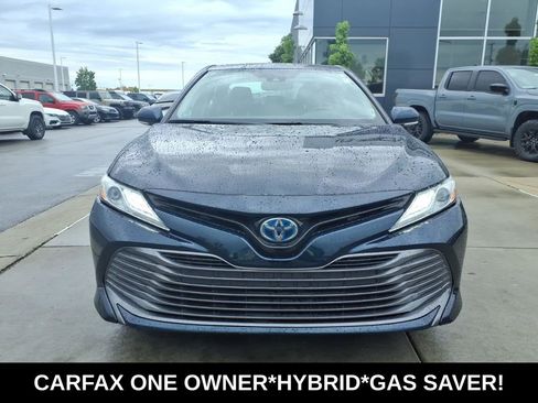 Used 2020 Toyota Camry XLE FWD image 3