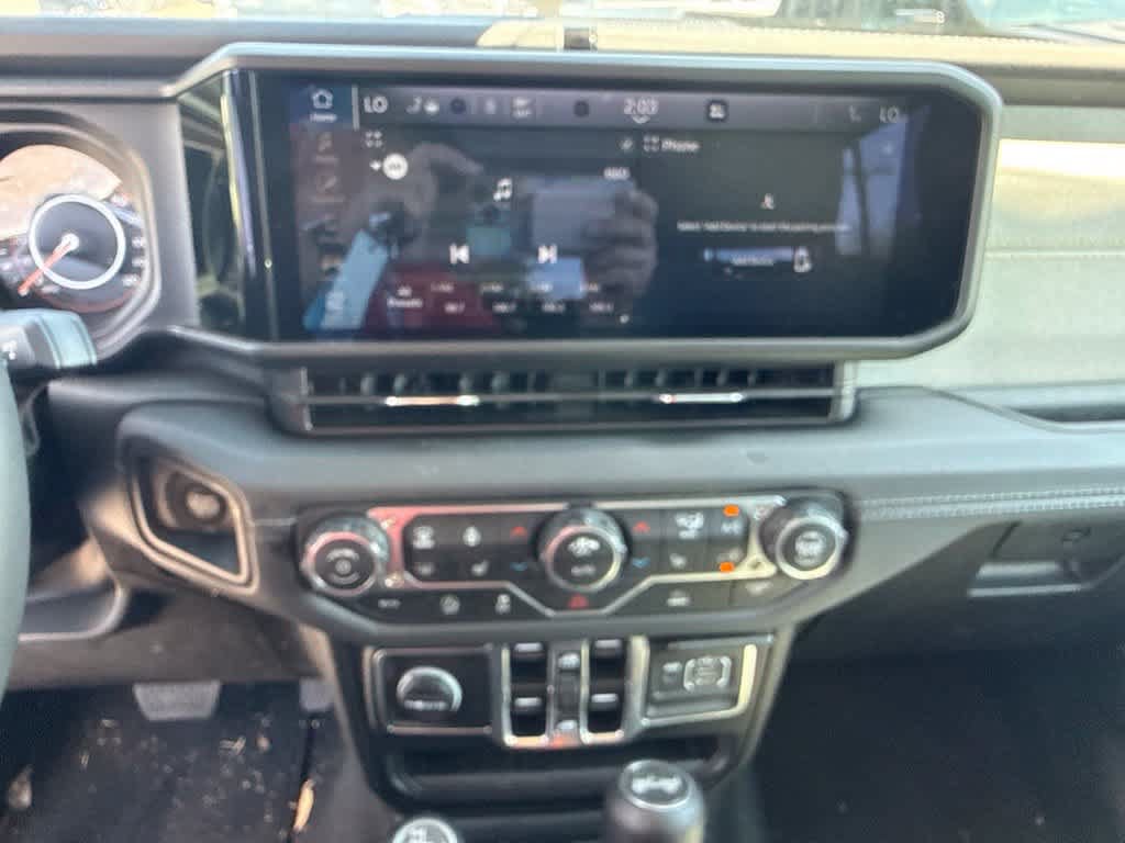 Used 2025 Jeep Wrangler Unlimited Sahara AWD/4WD image 19