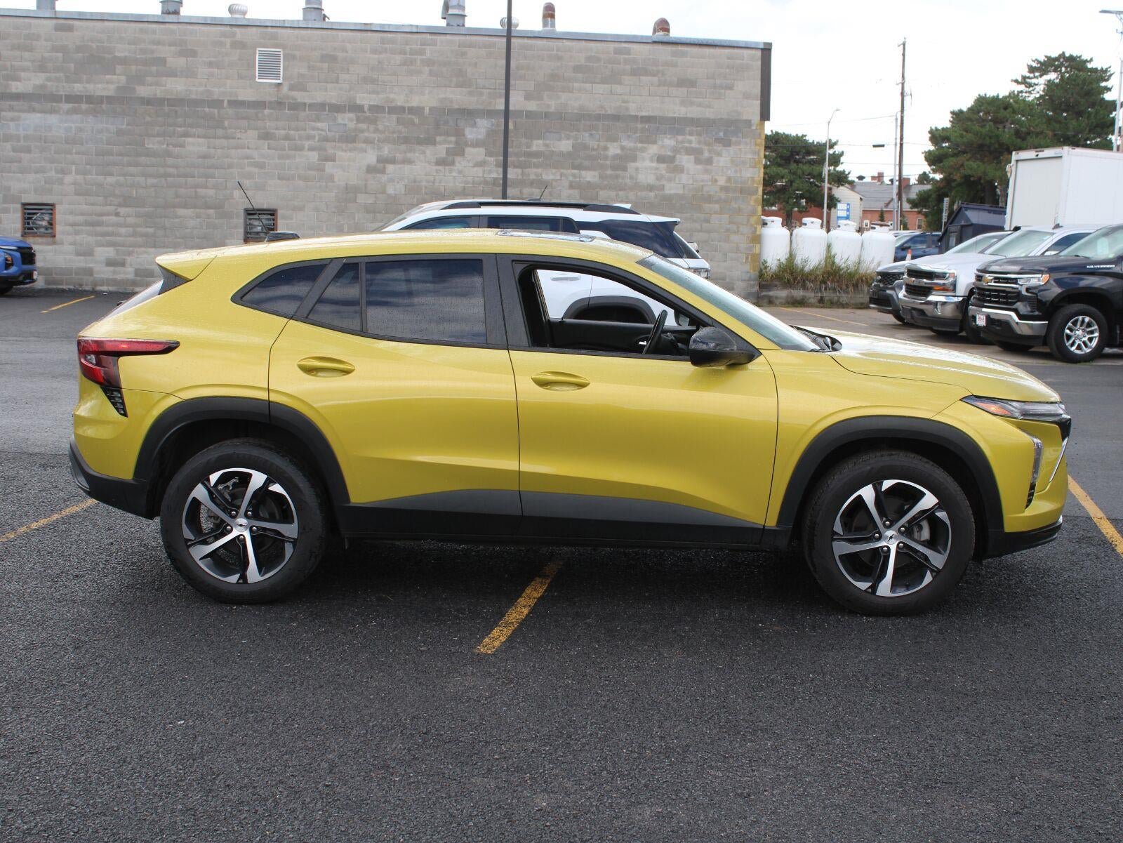 Used 2024 Chevrolet Trax RS w/ Sunroof Package FWD image 4