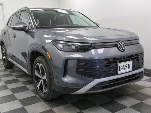 New 2025 Volkswagen Tiguan SE image 2