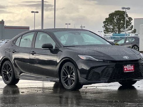 Used 2025 Toyota Camry SE FWD image 5