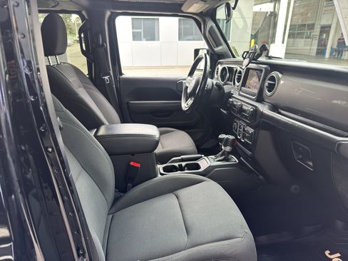 Used 2020 Jeep Wrangler Unlimited Sahara AWD/4WD image 19