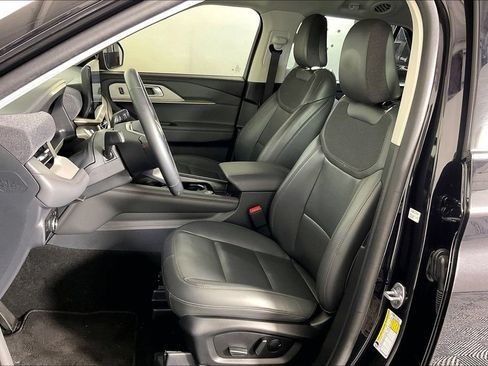 Used 2025 Ford Explorer Active w/ Active Comfort Package RWD image 32