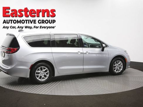 Used 2023 Chrysler Pacifica Touring-L FWD image 45