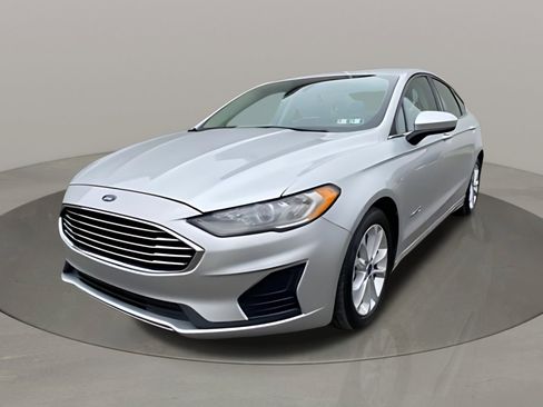 Used 2019 Ford Fusion SE image 2