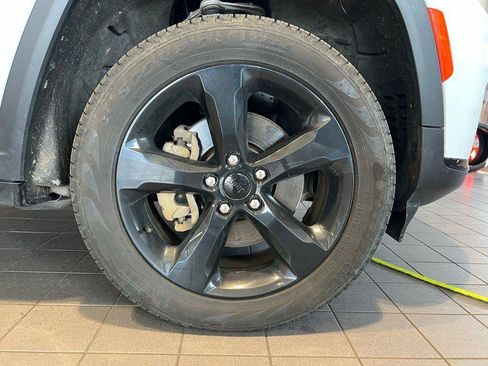 Used 2024 Jeep Grand Cherokee L Limited w/ Black Appearance Package AWD/4WD image 15