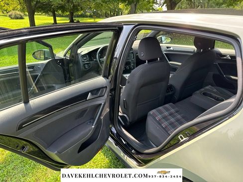 Used 2017 Volkswagen Golf 4-Door FWD image 21