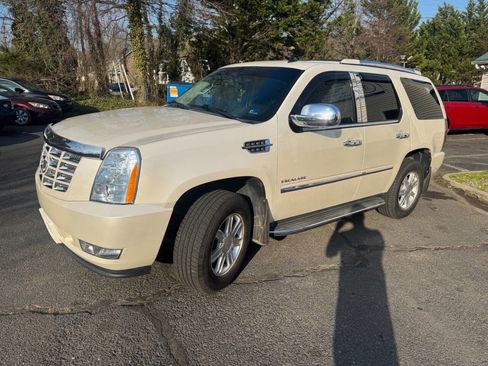 Used 2010 Cadillac Escalade 2WD image 3
