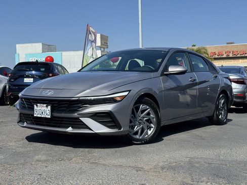 Used 2025 Hyundai Elantra Hybrid FWD image 2