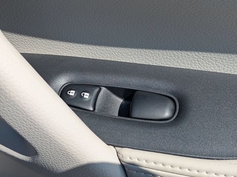 Used 2021 Nissan Rogue Sport SL FWD image 35