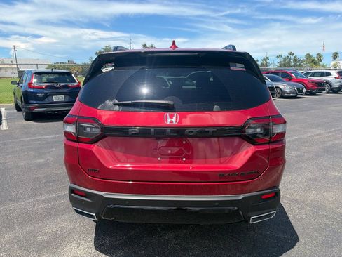 Certified 2025 Honda Pilot Black Edition image 6
