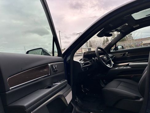 New 2026 Cadillac Vistiq Sport image 21